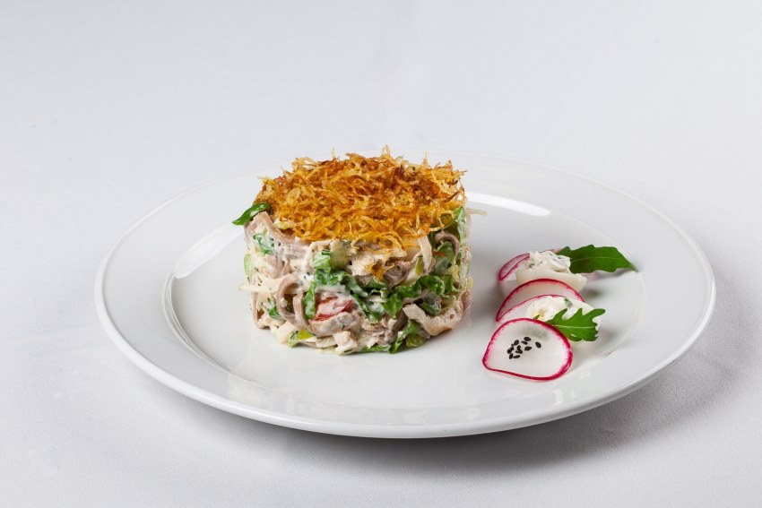 Салат с говяжьим языком и картофелем Пай