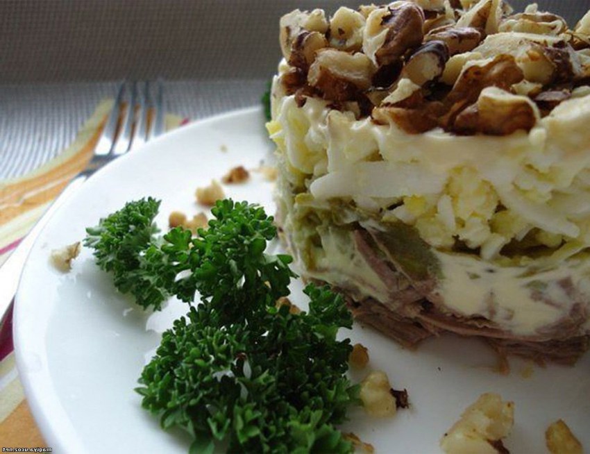 Мясной салат с орехами