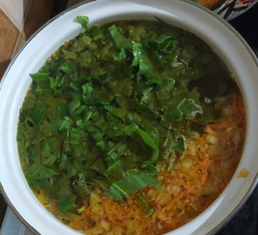 Борщ с щавелем и яйцом