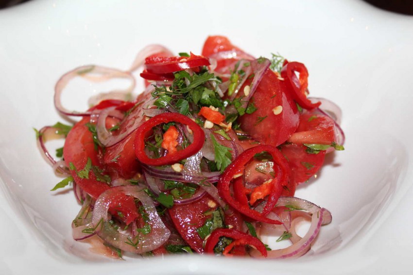 Салат с маринованным луком и томатами