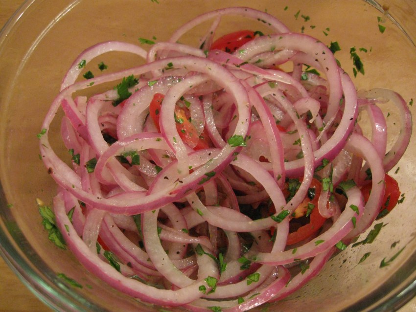 Салат из помидор с луком маслом