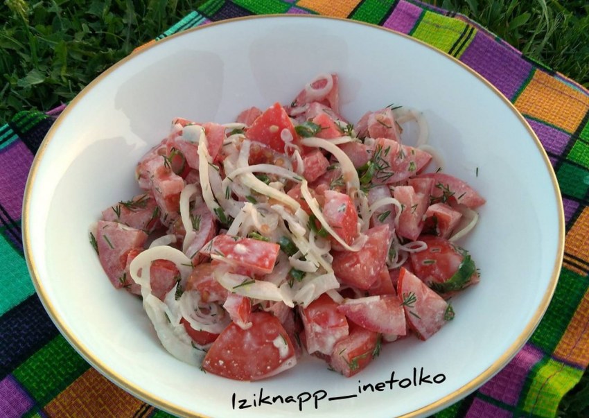 Салат с маринованным луком
