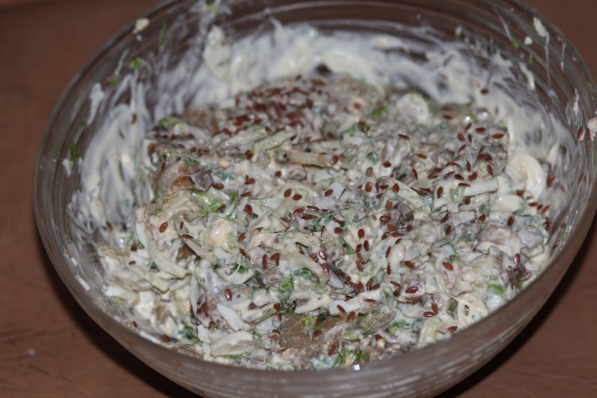 Салат с майонезом и маринованным луком