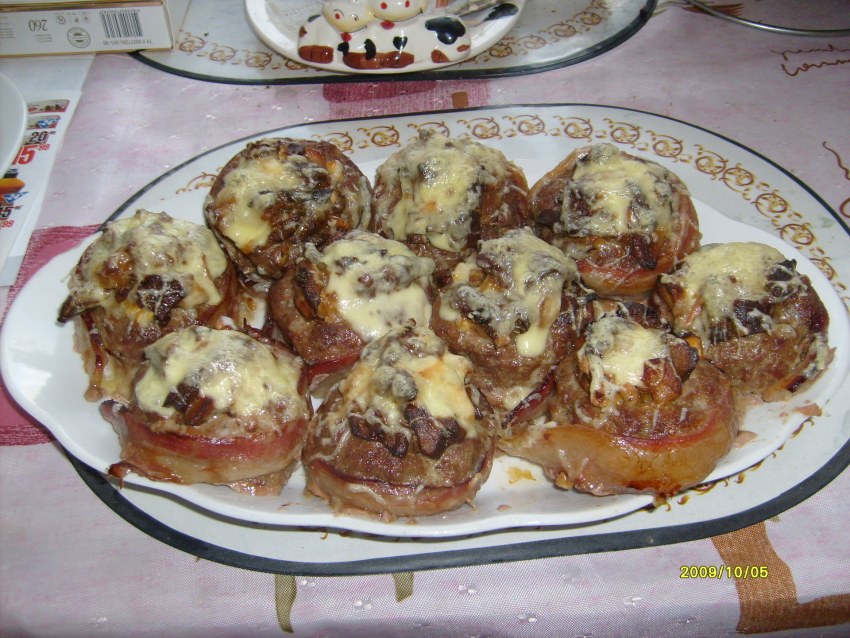Мясные гнезда с помидорами и сыром