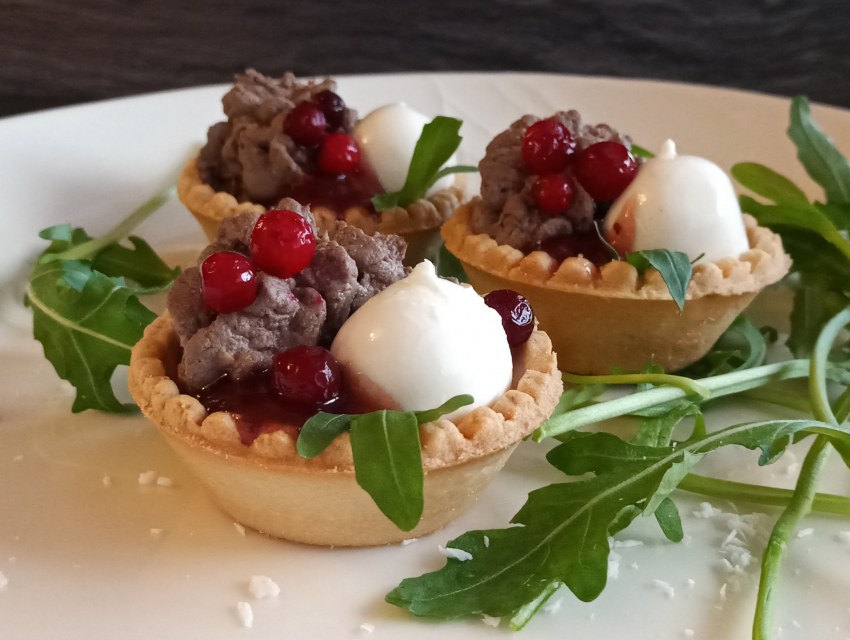 Салат в тарталетках с курицей
