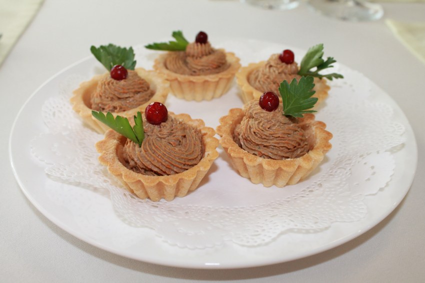 Тарталетки с паштетом из куриной печени