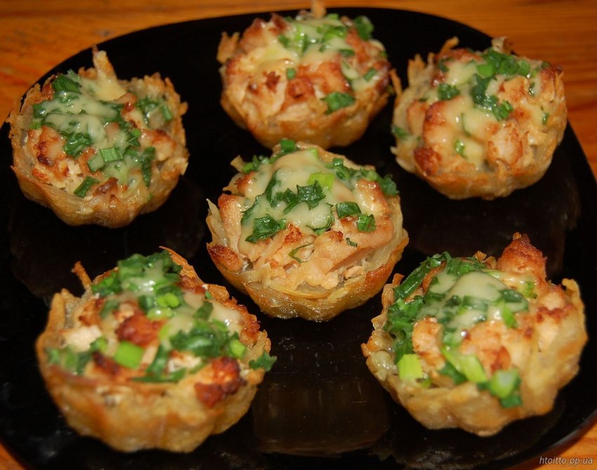 Тарталетки из картофеля с куриным филе под чесночно-сырным соусом