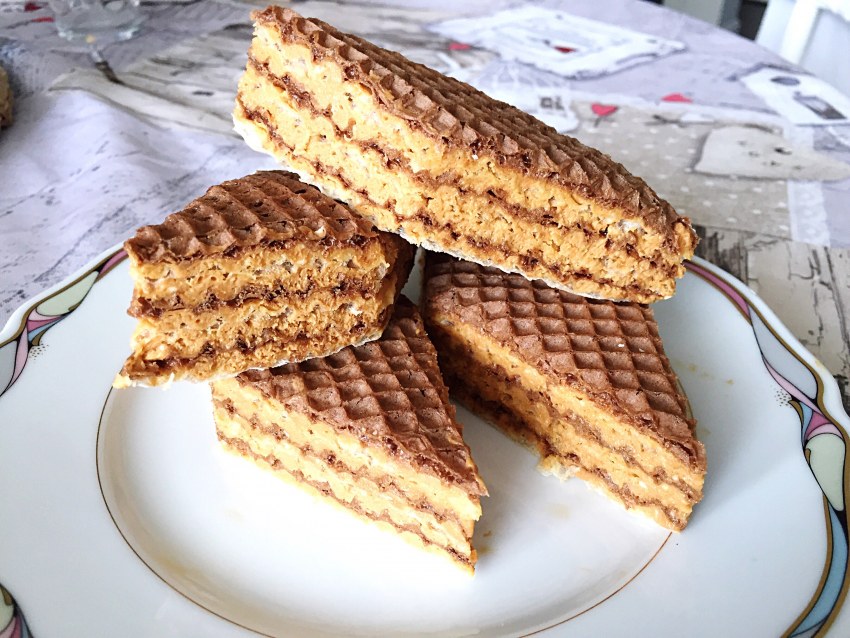 Пирожное вафельное со сгущенкой