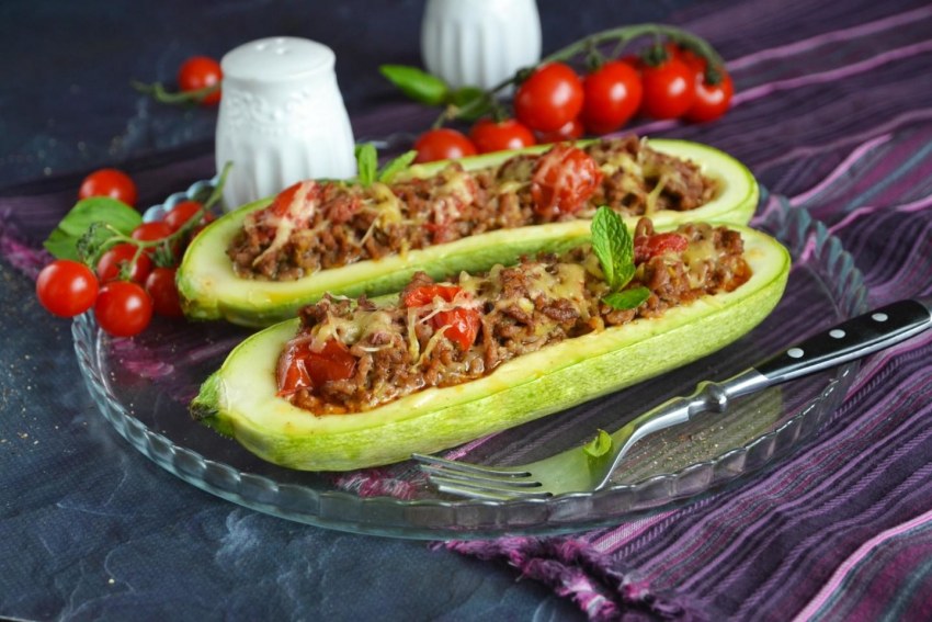 Кабачки фаршированные творогом и сыром
