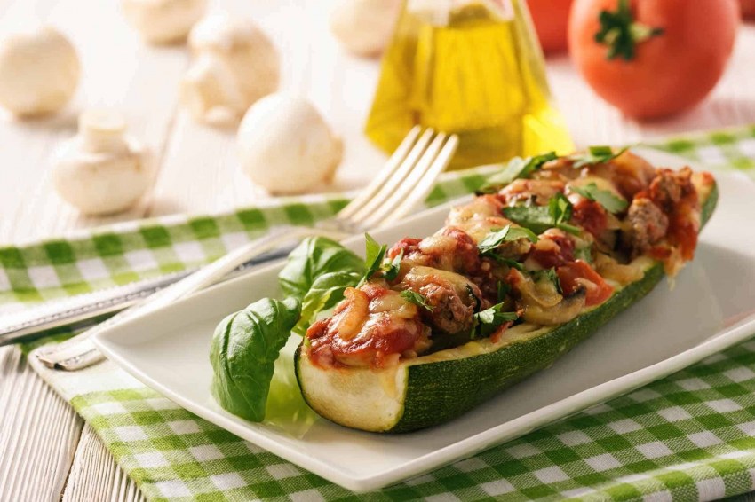 Лодочки из кабачков с курицей помидорами в духовке