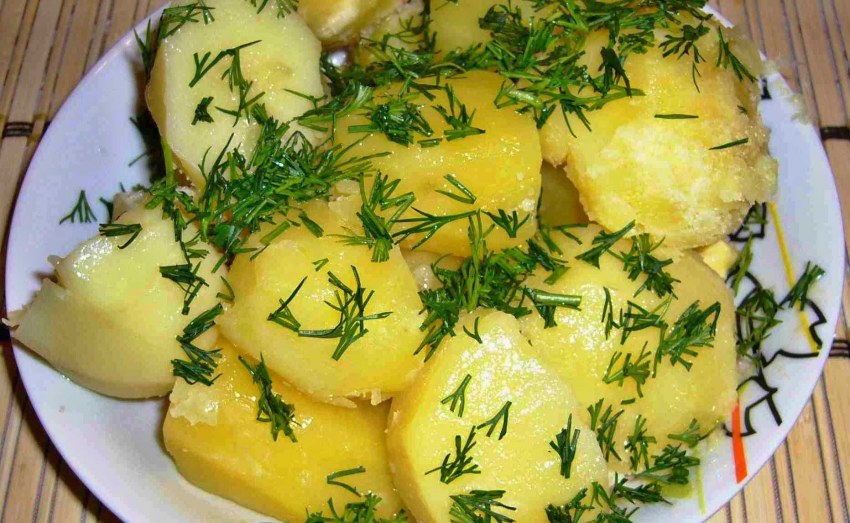 Картошка варёная с укропом и маслом