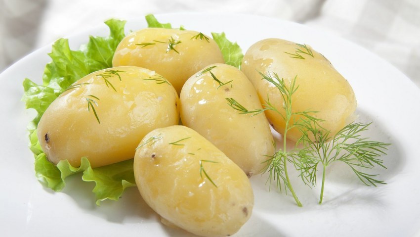 Молодой картофель с укропом и маслом