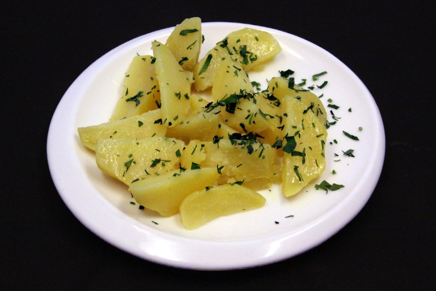 Молодая картошка с укропом и чесноком