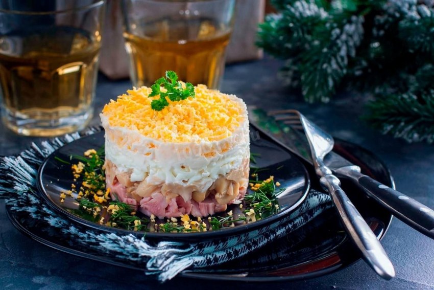 Салат с печенью трески, огурцом и морковкой