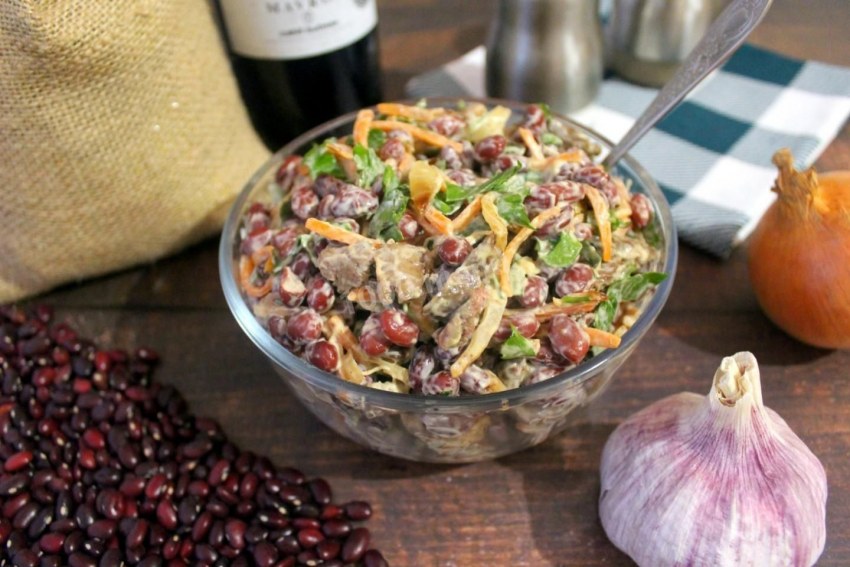 Салат с красной фасолью и печенью куриной