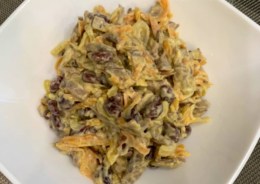 Салат с куриной печенью и фасолью