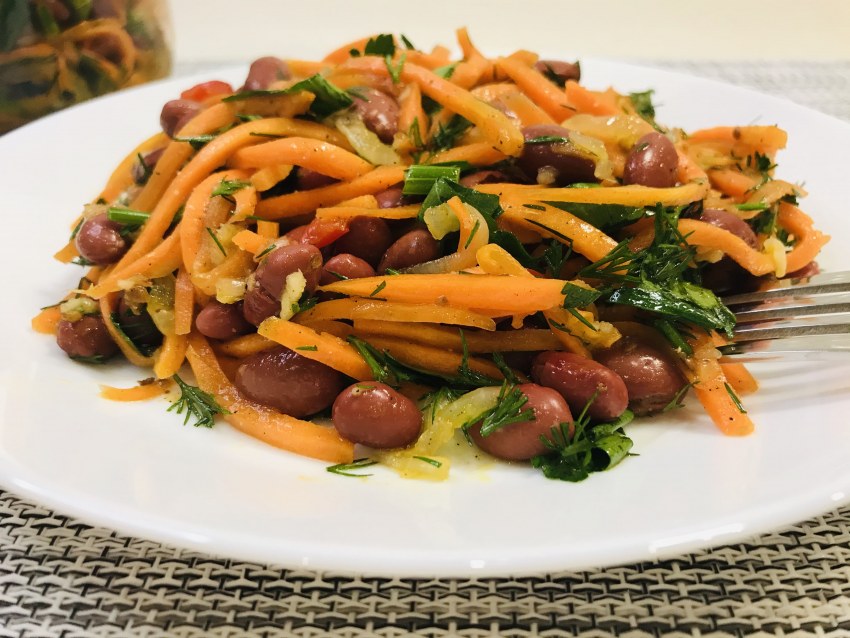Огурцы с маринованным луком салат