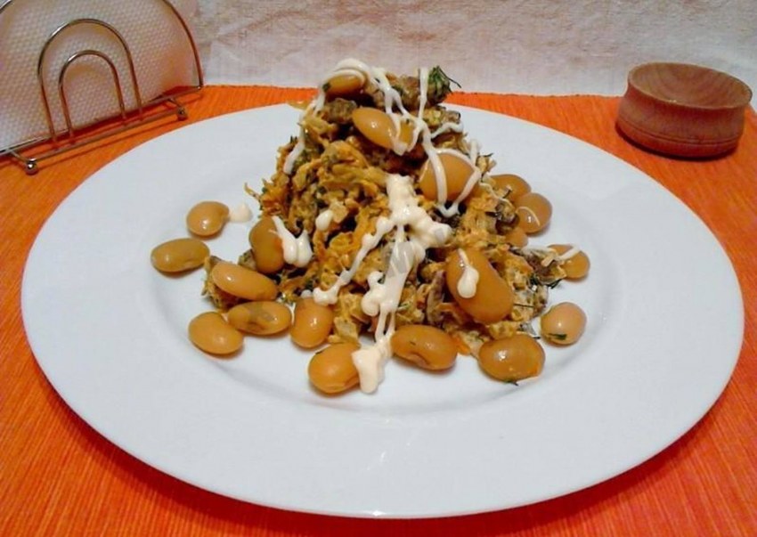 Салат с печенью и фасолью