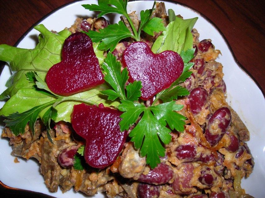 Салат Обжорка с куриной печенью и солеными огурцами