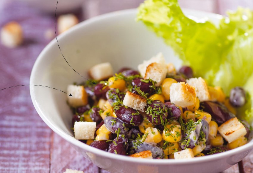 Теплый салат с куриной печенью и яйцом пашот