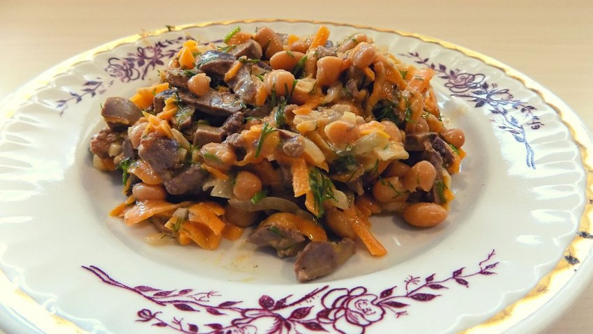 Салат из говяжьей печени с фасолью