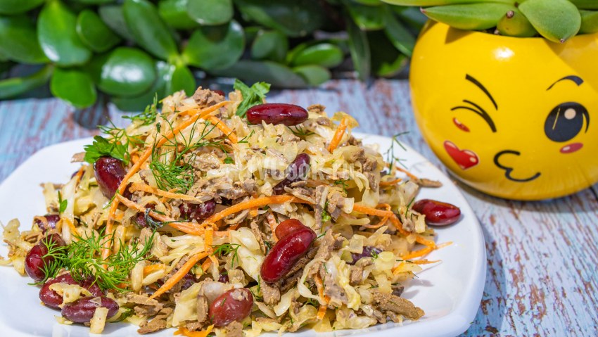 Салат с печенью и фасолью