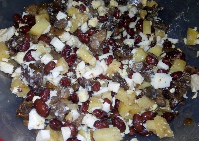 Салат с куриной печенью и свеклой и грецкими