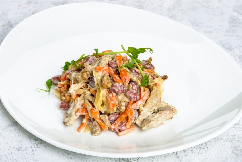 Салат с красной фасолью и печенью куриной