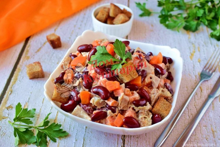 Салат с куриной печенью и фасолью