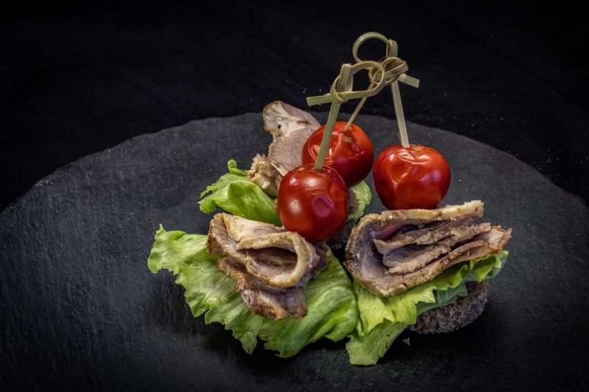 Канапе с ветчиной и корнишонами