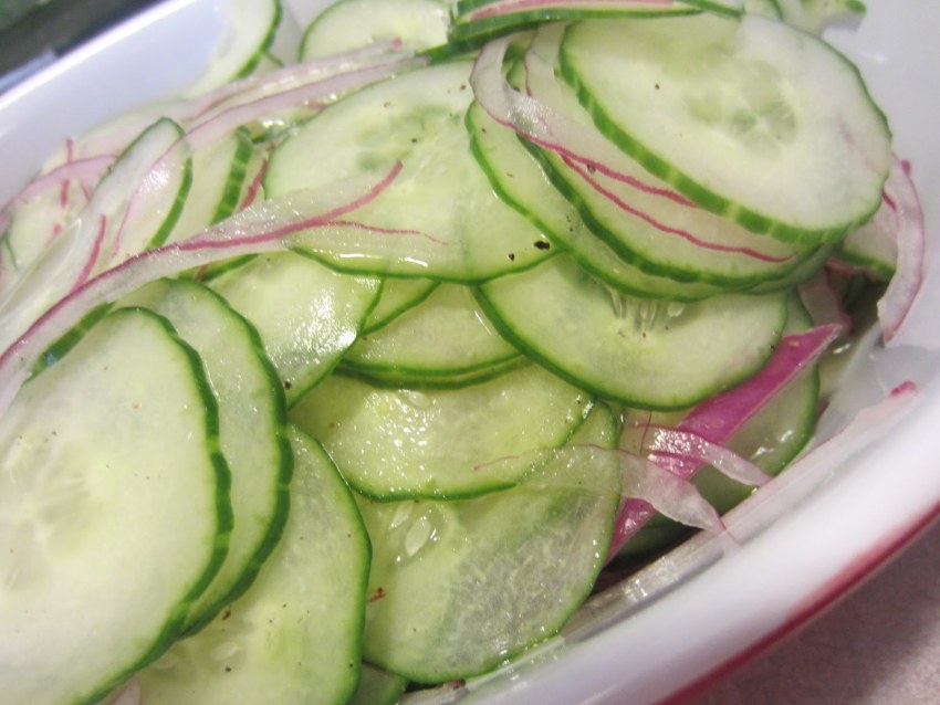 Салат с огурцами