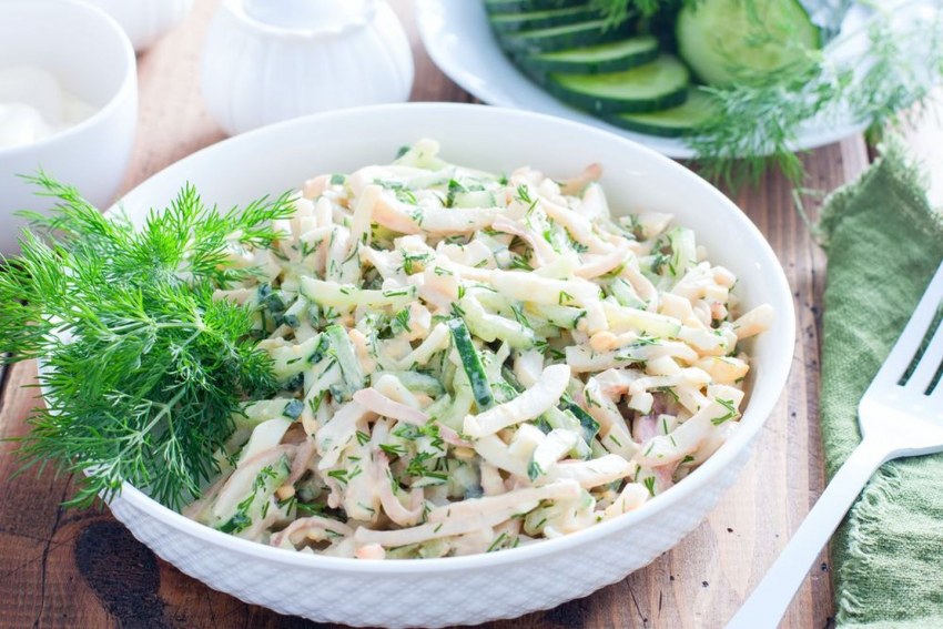 Салат из огурцов и зелени