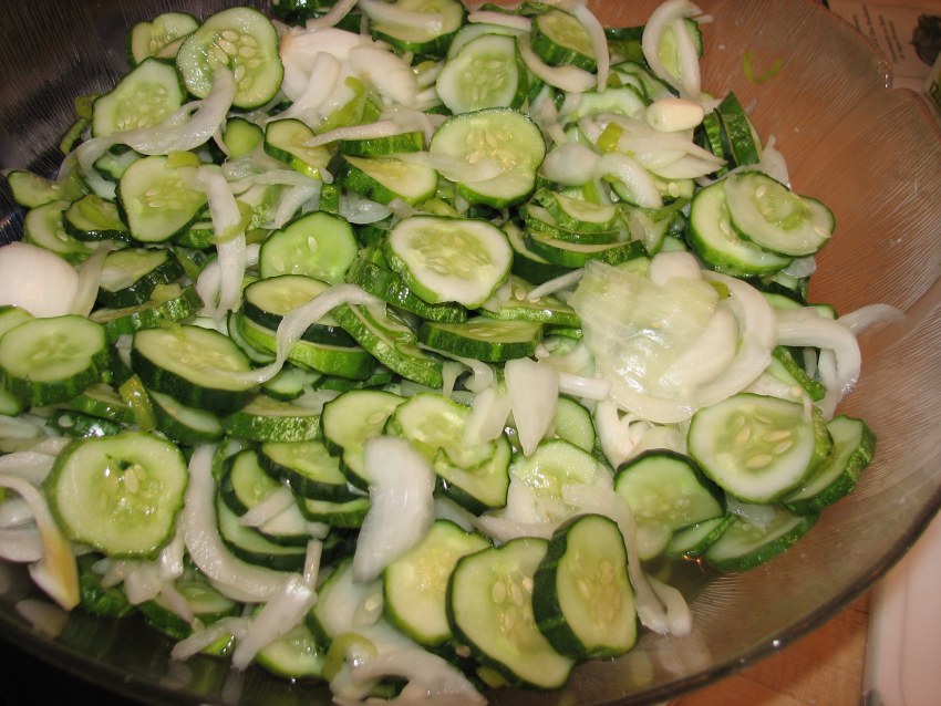 Салат с огурцами