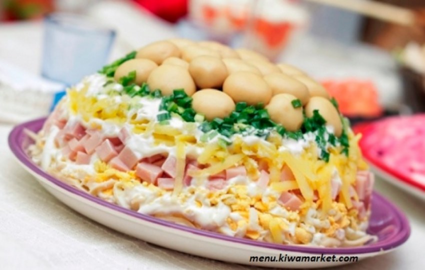Салат грибная Полянка с шампиньонами и ветчиной