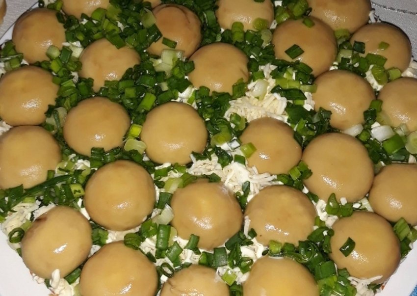 Салат Лесная Полянка с перепелиными яйцами