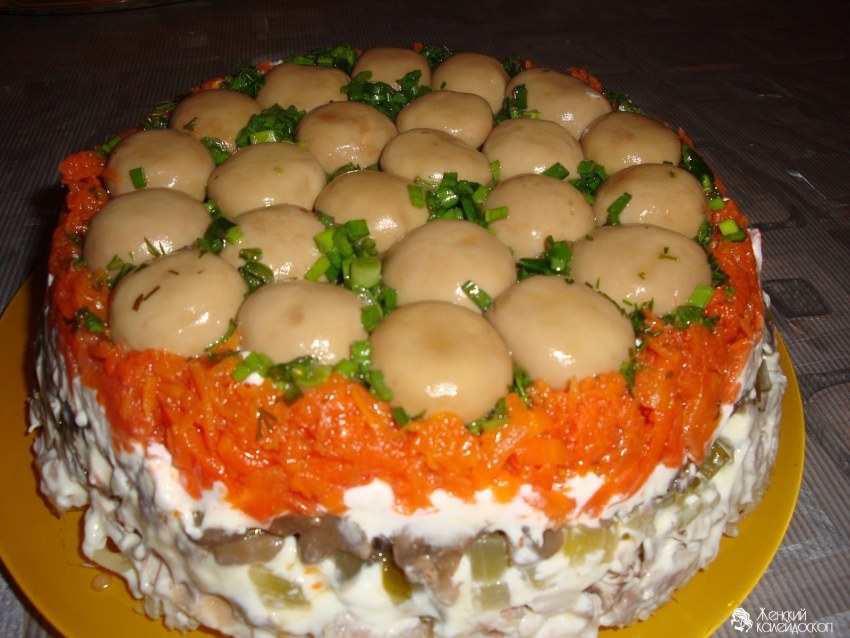 Салат Лесная Поляна с шампиньонами