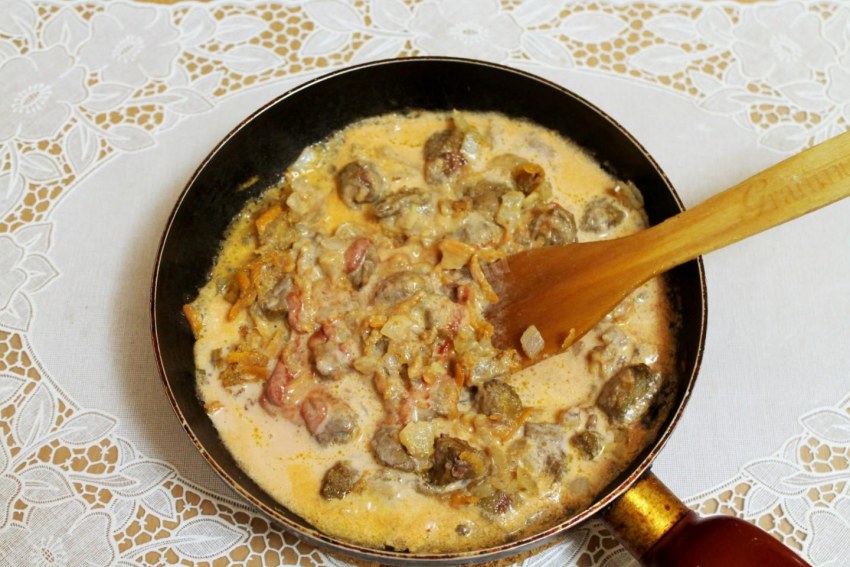 Печень в сметанном соусе с сыром