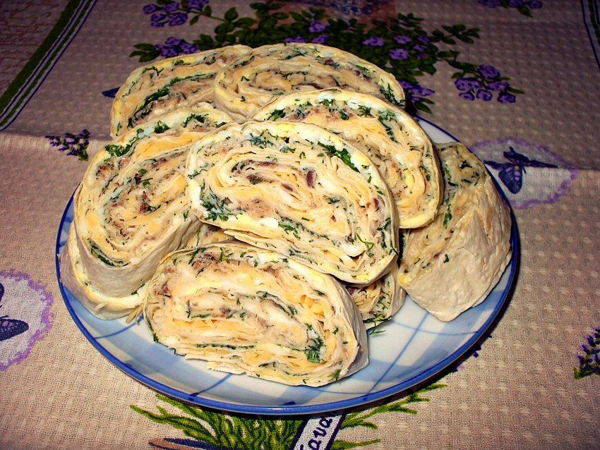 Рулет из лаваша с сардиной и яйцом