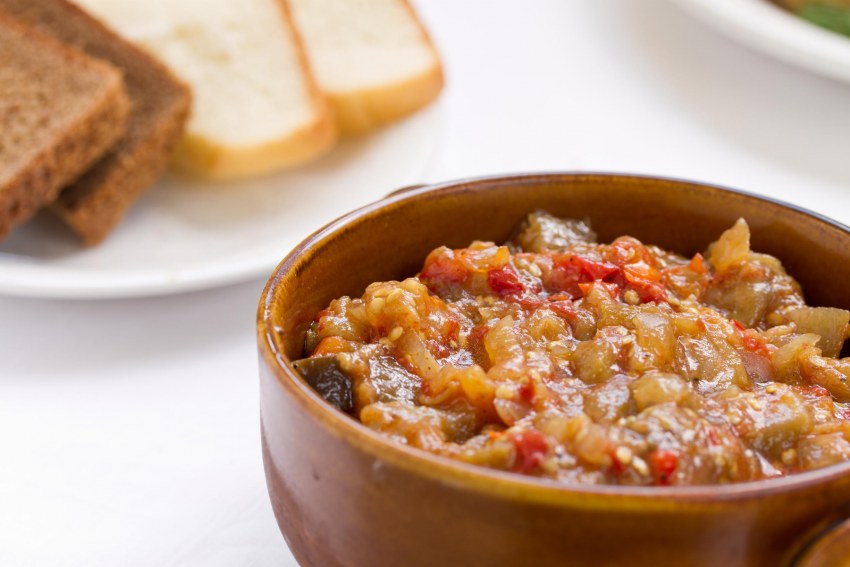 Баклажанная икра с помидорами