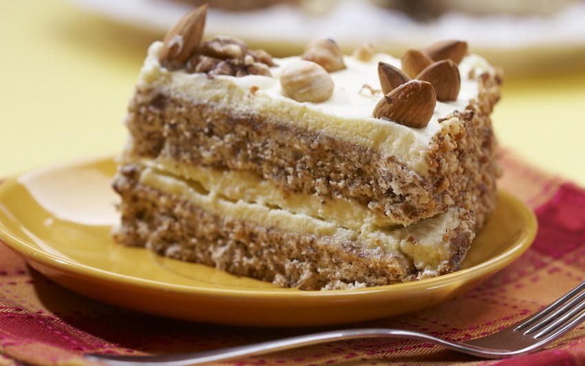 Медовый бисквит с орехами