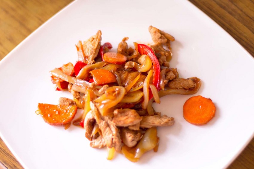 Курица тушеная с овощами