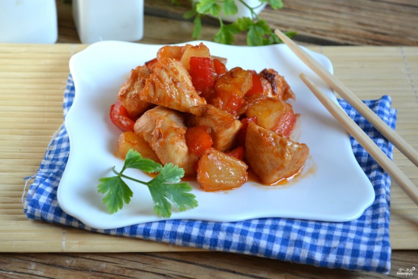 Курица с ананасами в кисло-сладком соусе