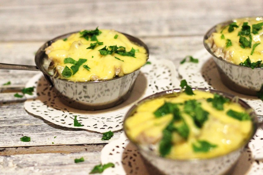 Жульен с курицей и грибами в ресторане