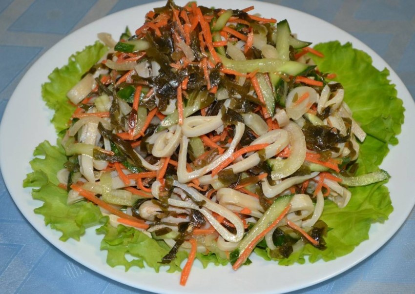 Салат с кальмарами и морской капустой