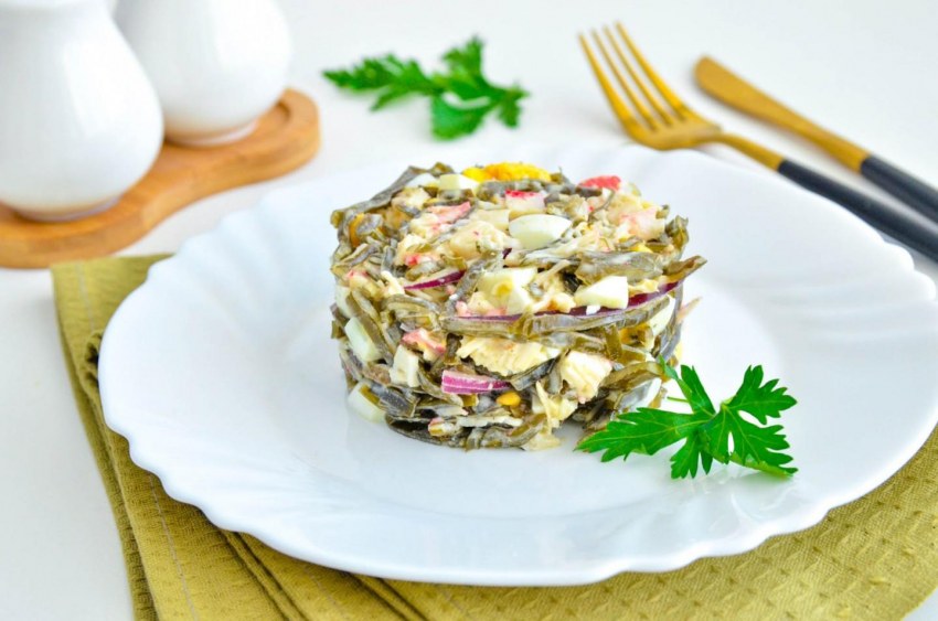 Салат с морской капустой и крабовыми палочками и яйцом
