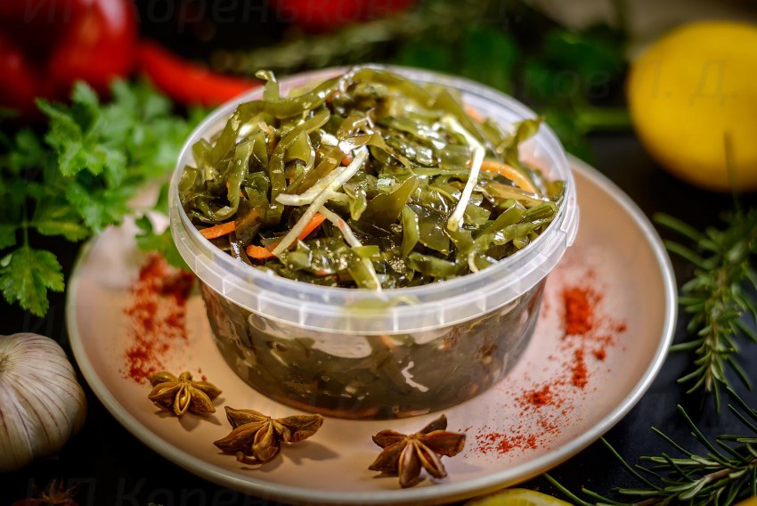Морская капуста с крабовыми палочками и кукурузой