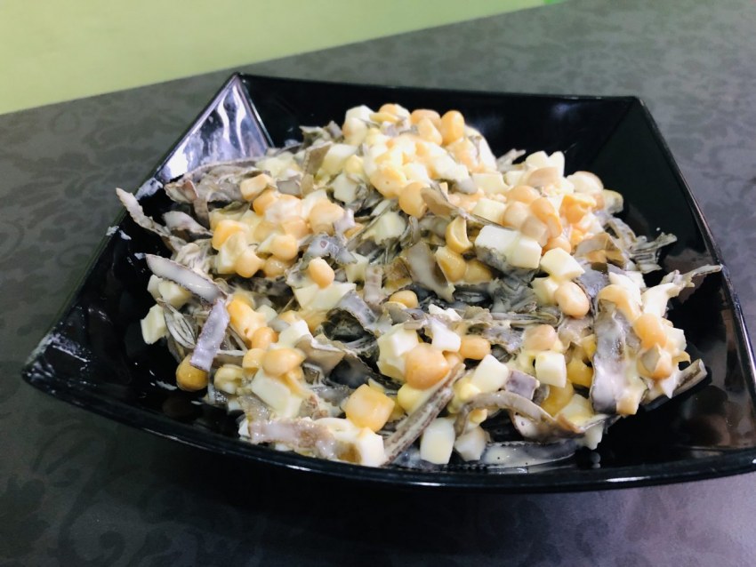 Салат из морской капусты с кукурузой