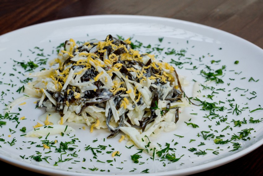 Салат с морской капустой и яйцом