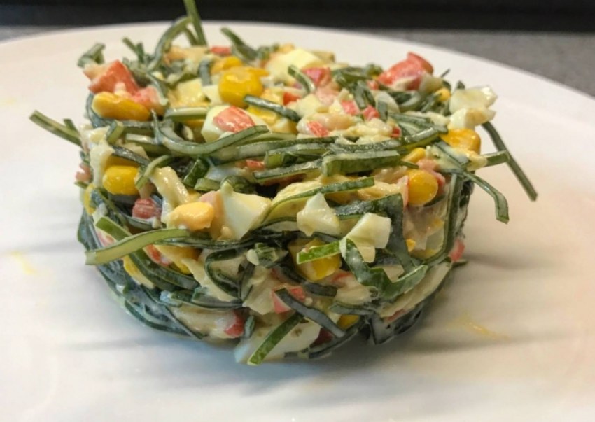 Салат из морской капусты с яйцом