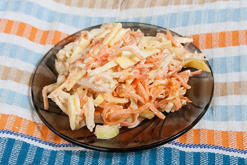 Салат с омлетом и ветчиной